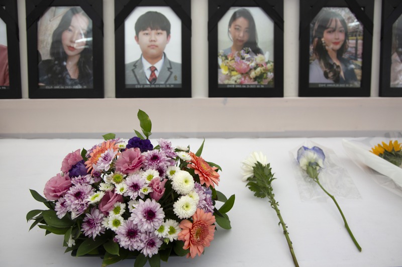 2022年10月29日深夜，南韓首爾梨泰院地區因群眾踩踏有159人過世，多數是二、三十歲的年輕人。歐新社