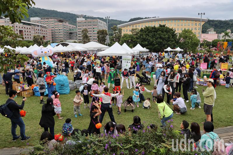 台北市「天母搞什麼鬼」萬聖節嘉年華活動，今年邁入第15屆，28日在天母運動公園週邊登場，大批民眾精心打扮一起共襄盛舉。記者林伯東／攝影