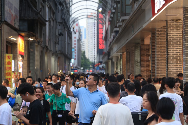 港人近期到深圳消費愈來愈多。圖為近期深圳東門街頭熙來攘往的人群。中通社