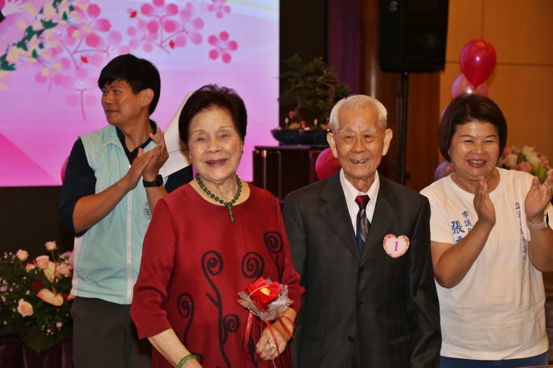 70對金婚佳偶中，婚齡最長70年、年齡最長者是93歲吳銘柳（右二）與89歲妻子吳簡月霜（左）。圖／嘉市府提供