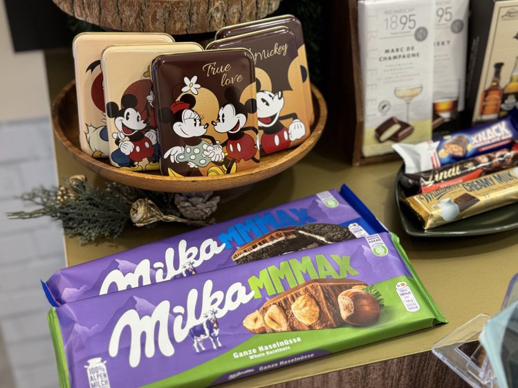 Milka Max牛奶巧克力OREO夾心/榛果口味，機場熱銷款首次引進，近30公分巨無霸巧克力，吃起來超滿足。記者黃筱晴／攝影