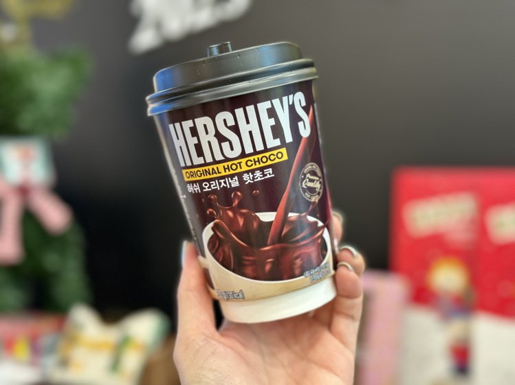Hershey's原味熱巧克力，加入熱水即可享用，超商獨家販售。記者黃筱晴／攝影