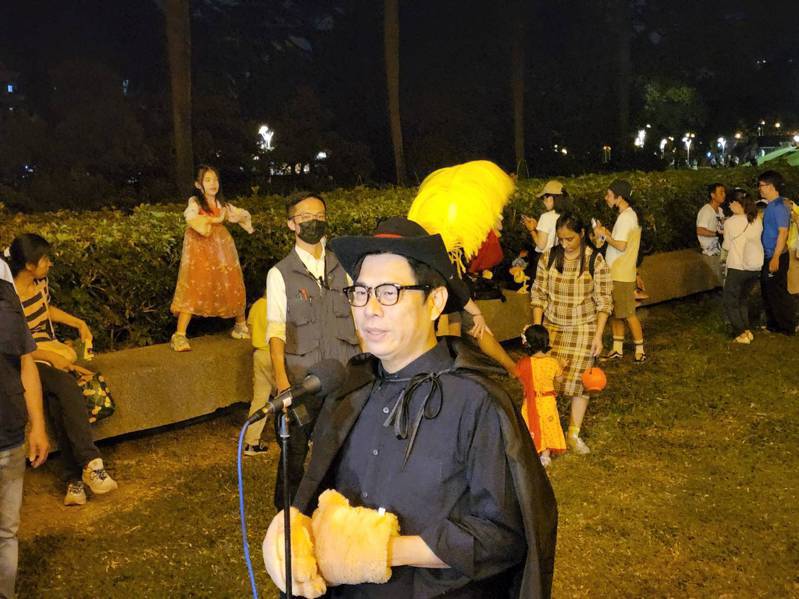 高雄市長陳其邁今晚裝扮成鞋貓劍客，他說這身裝扮全是年輕人的創意。圖／高市府提供