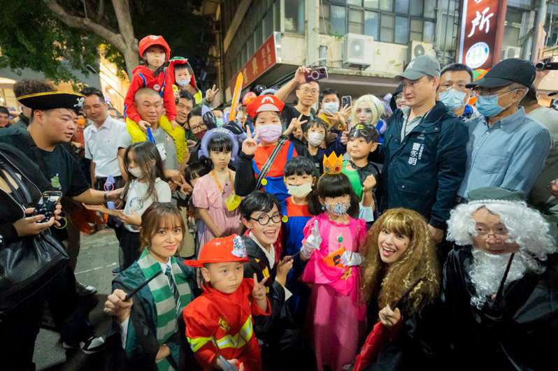新竹市政府今天舉辦「2023風狂玩具城」萬聖大遊行活動，不少孩子裝扮趣味人物，吸引民眾目光。圖／竹市府提供