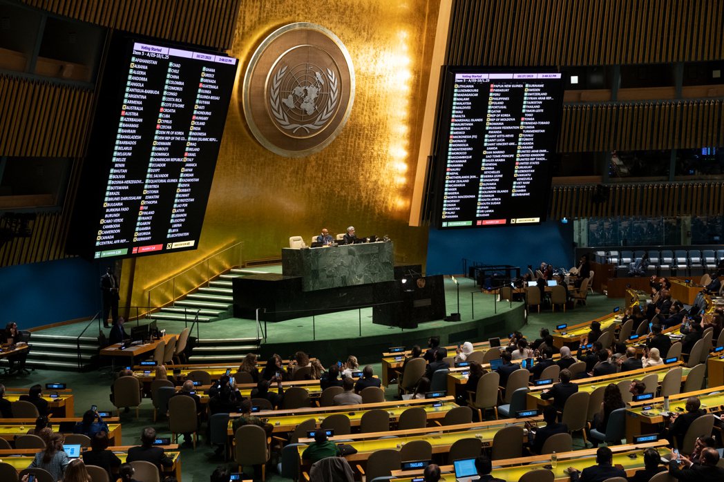 聯合國大會召開緊急特別會議，193個成員國27日壓倒性通過決議，要求以色列和巴勒...