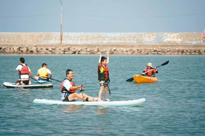 「海！遊樂中」系列活動在高雄彌陀漁港開幕，活動可體驗SUP立式划槳及獨木舟活動。圖／高市海洋局提供