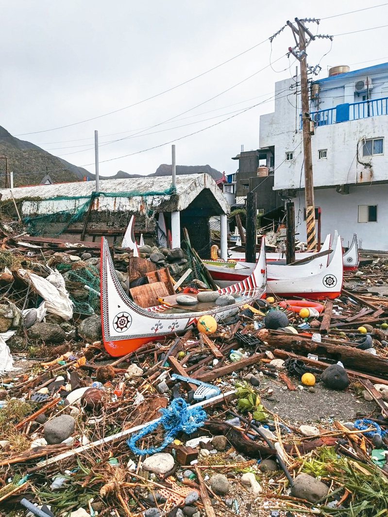 小犬颱風重創台東蘭嶼，拼板舟受損，連船屋也被強風吹毀。圖／議員黃碧妹提供