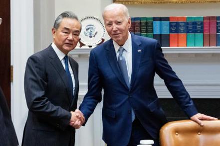 美國總統拜登（右）27日在白宮接見大陸外交部長王毅。（取自大陸外交部官網）