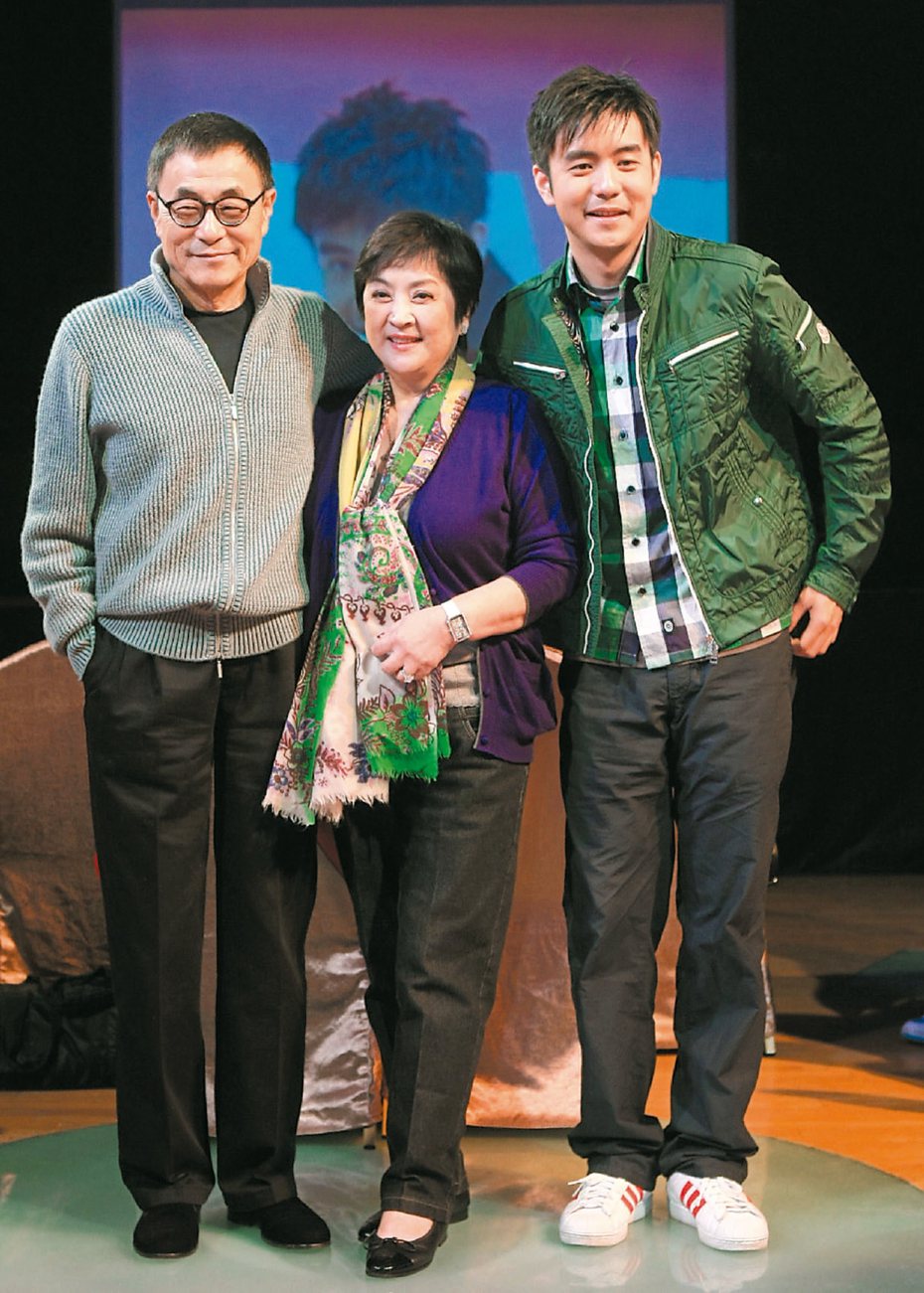 劉家昌(左起)、甄珍與兒子劉子千一家和樂的畫面不復見。 圖／聯合報系資料照