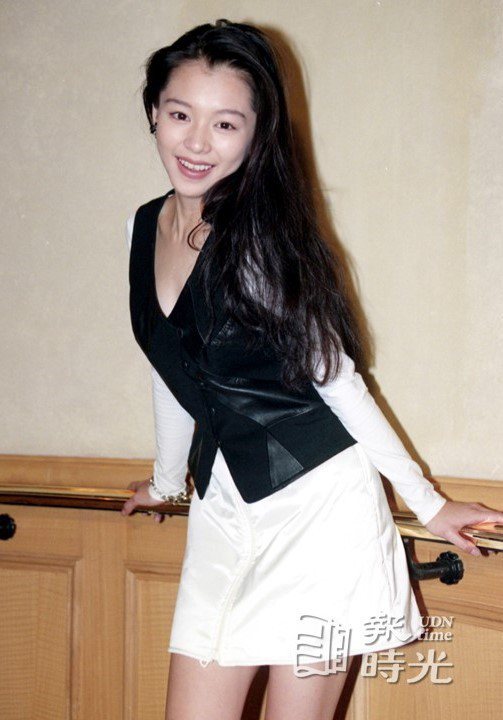 徐若瑄的裸露風情要「藏」起來了，被日本著名經紀公司「Sky Palnnig」簽下兩年經紀約的她將赴日接受演藝訓練。圖／聯合報系資料照圖片（1994/12/01 王宏光攝影）