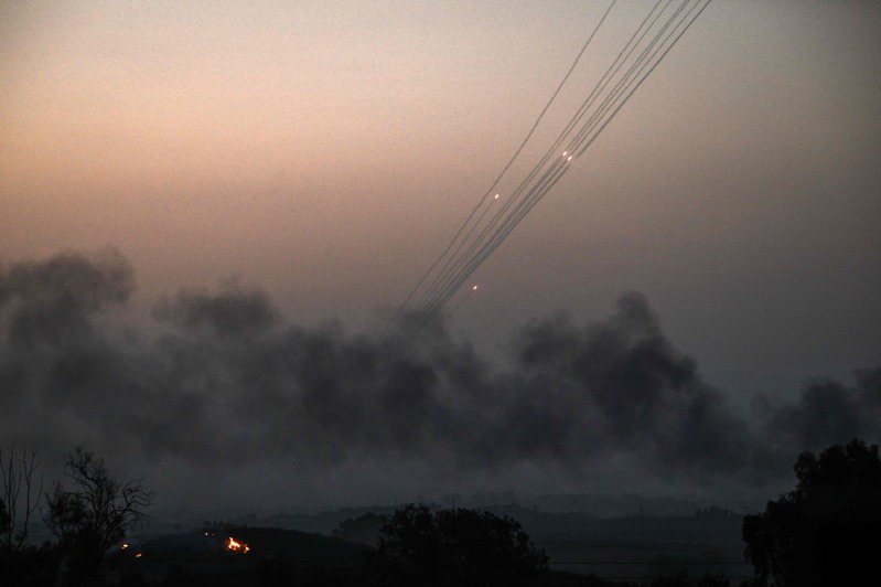 消息人士指出，即使以色列加強轟炸加薩，卡達主導、旨在讓加薩戰爭降溫的以色列與哈瑪斯協商今天持續進行。圖為10月28日，以色列和哈馬斯之間的戰鬥仍在繼續，火箭從加薩向以色列發射。法新社