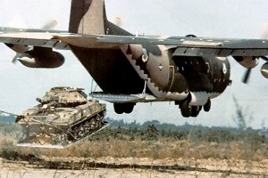 美軍C-130以LAPES（低空滲透不落地運補）空投M551戰車。圖／美國空軍資料照