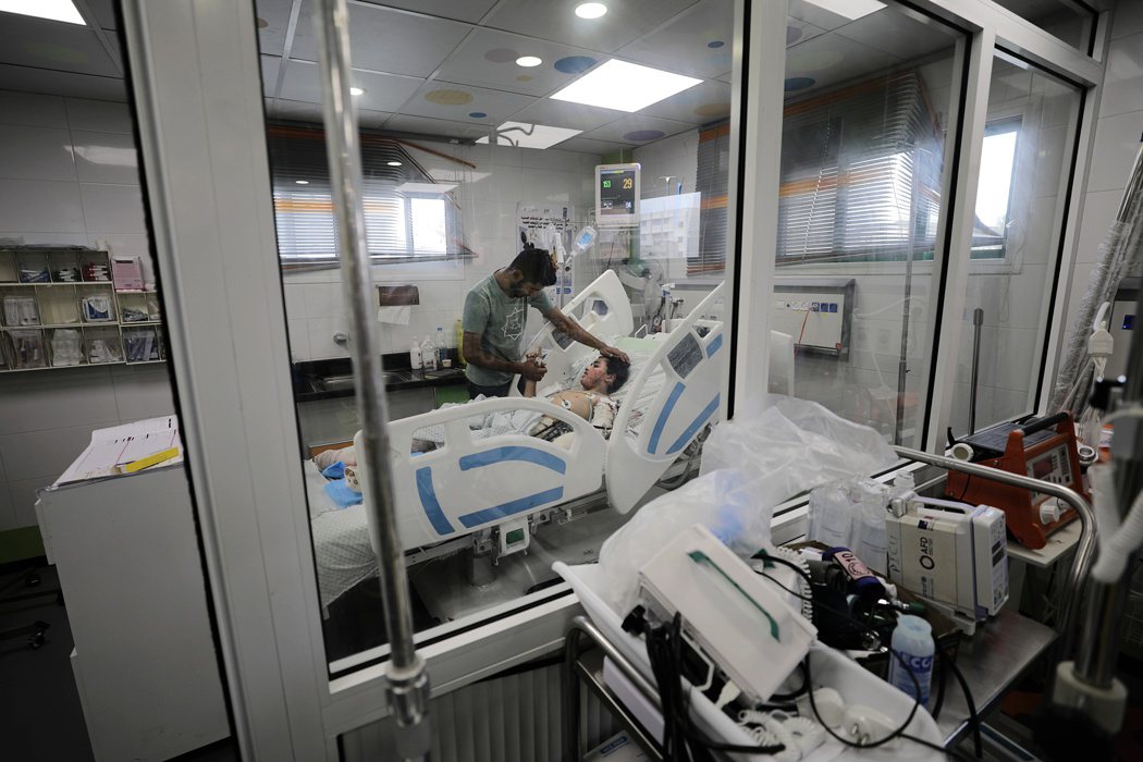 巴勒斯坦紅新月會說，收到以色列命令，要求撤離加薩北部的聖城醫院。圖為一名因以色列...