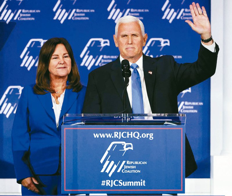 美國前副總統潘斯（右）和妻子凱倫，廿八日在共和黨猶太聯盟年會宣布退出共和黨總統初選，向群眾揮手致意。（法新社）