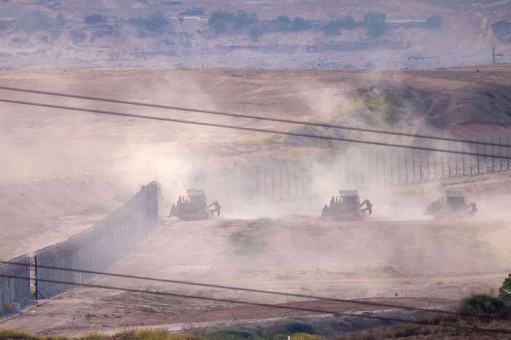 2023年10月2 日，以色列軍隊推土機越過邊境進入加薩。 圖／法新社