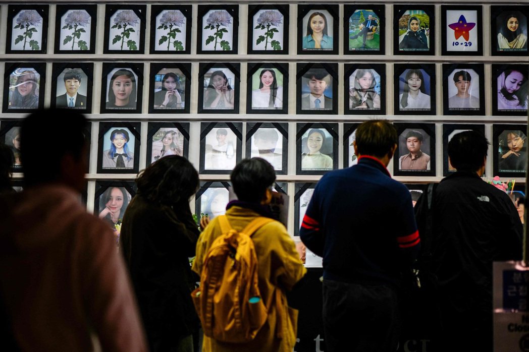 梨泰院事件追思集會現場，擺放了罹難者的遺像。 圖／法新社