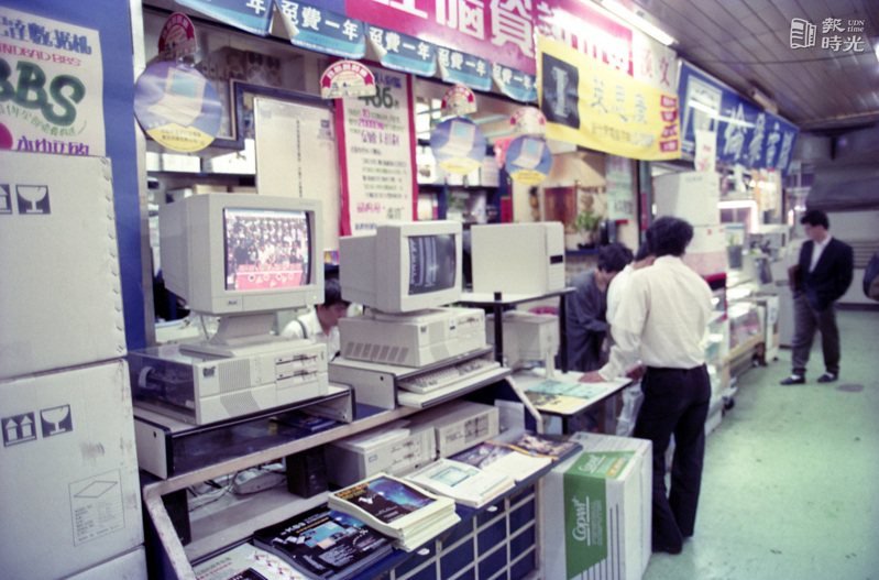 八德路上的光華商場，是全台最大的舊書集散地。廿年來，更發展成一個小商圈，電子、電腦、文物產品，琳琅滿目，假日吸引不少人來「尋寶」。日期：1992/10/14 來源：聯合報