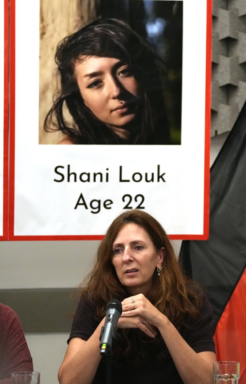 在10月7日恐怖组织哈玛斯向以色列发动袭击中失踪的22岁德国女性沙妮·路克（Shani Louk）的母亲雷卡达·路克（Ricarda Louk）表示，女儿已经死亡。美联社资料照(photo:UDN)