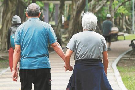 台灣預計2026年邁入超高齡社會，預估長期照顧需求人數將突破100萬人，長壽衍生出新的社會問題衝擊每一個世代。圖／聯合報系資料照片