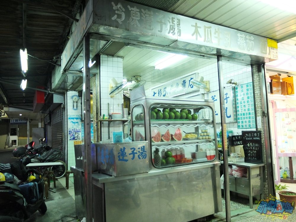 ▲在地超過一甲子的「七彩500cc木瓜牛奶專賣店」是遊子異鄉的懷念味。