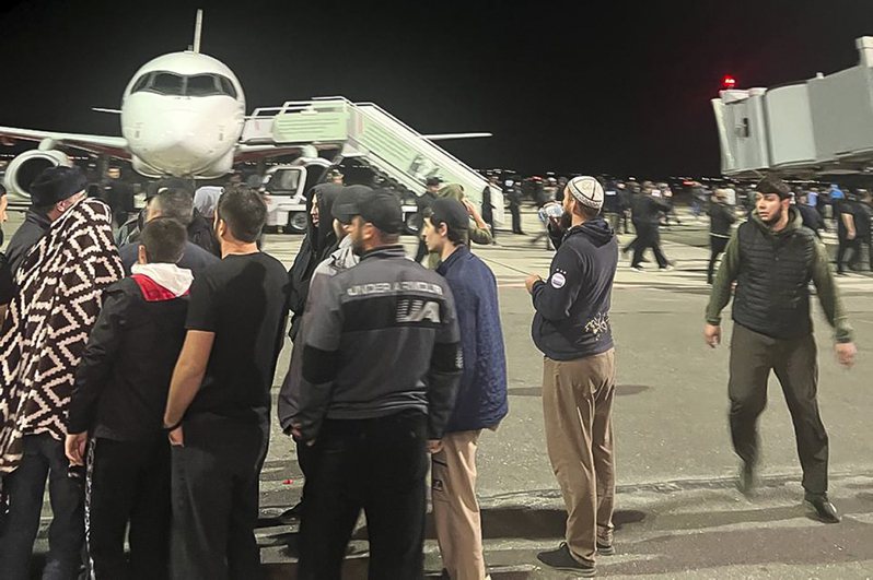 達吉斯坦共和國當地時間29日傳出大批暴徒闖首府機場搜找以色列人，機場緊急關閉，達吉斯坦政府表示已控制情勢。美聯社