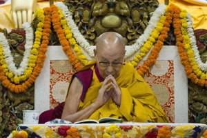 西藏精神領袖達賴喇嘛取消原定10月在印度的四場行程，反映出達賴身處的國際地緣政治環境日益緊繃。圖為達賴喇嘛10月25日在達蘭莎拉主持祈福儀式。美聯社