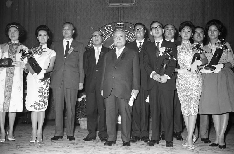 1962年10月31日，第一屆金馬獎頒獎典禮在台北市國光戲院舉行，得獎人大合照。圖／聯合報系資料照片