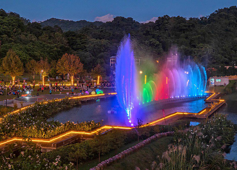 慈湖紀念雕塑公園11月4日開幕，舉辦水舞、水幕、燈光秀系列活動熱鬧。圖／市府觀旅局提供