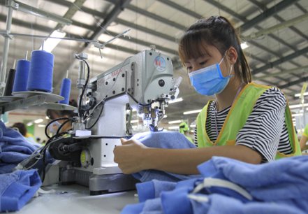 越南紡織服裝協會表示，由於全球需求持續疲軟，今年相關出口料將下滑。  美聯社
