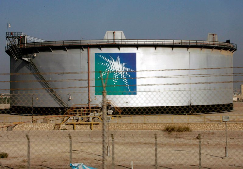 彭博訪調預測，沙烏地阿拉伯可能不會調漲亞洲客戶的12月官定供油價格，為六個月來首見。路透