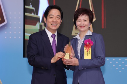 兆豐證券榮獲國家品牌玉山獎傑出企業類獎，由董事長陳佩君（右）代表受獎。兆豐證券／提供