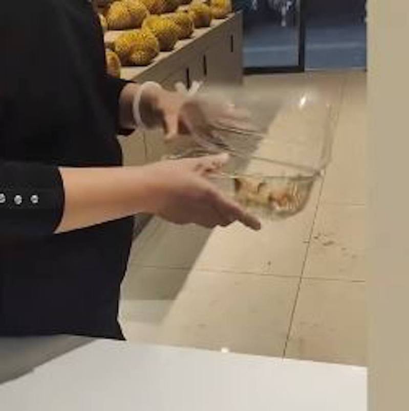 大陸安徽1名大媽買榴槤吃光後，稱家裡小孩吃了肚子不適，竟拿著3顆榴槤核到店裡強行要求換貨。圖片來源／影片截圖。