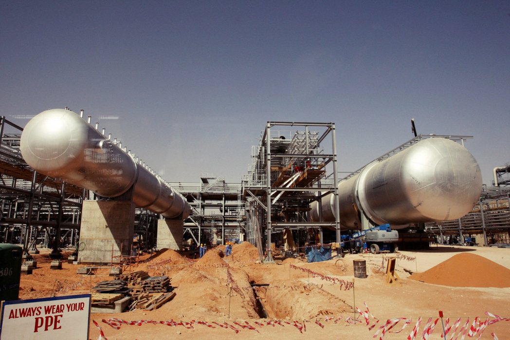 圖為阿拉伯石油公司位於胡賴斯（Khurais）的石油設施。 圖／路透社