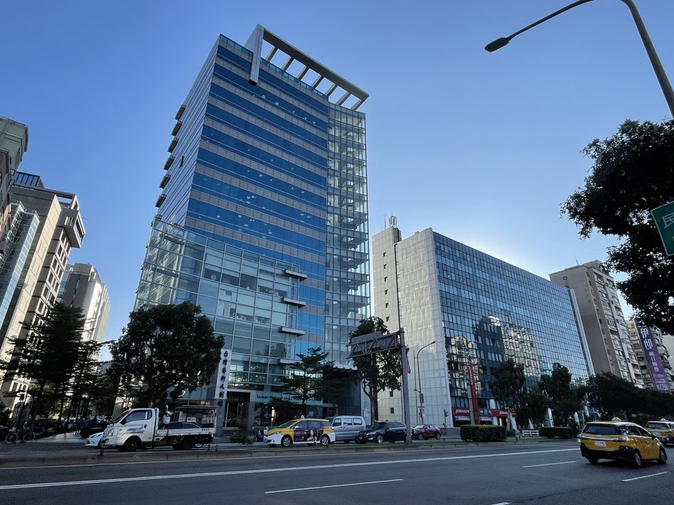 財團法人以2.9億無貸款買下松山區「航廈大樓」商辦高樓層戶。 (圖/台灣房屋提供)