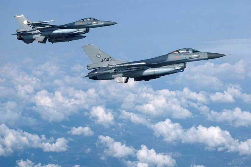 荷蘭總理呂特今表示，首批荷蘭要移交烏克蘭的美國製F-16戰機，將在兩週內送抵羅馬尼亞的培訓中心，圖為F-16戰機。路透