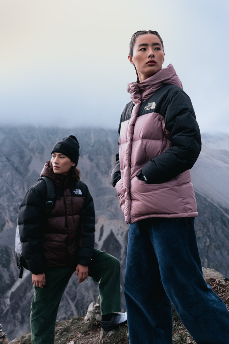The North Face今年新款Parka羽絨外套採用寬鬆剪裁及550蓬鬆度RDS認證鵝絨填充，加上Windwall™️防風科技及DWR防潑水處理，保暖性高且防護性更強。圖／The North Face提供