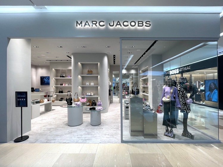 Marc Jacobs板橋大遠百店櫃重新開幕，即日起至11月19日期間購物不限金額皆享9折優惠。圖／Marc Jacobs提供