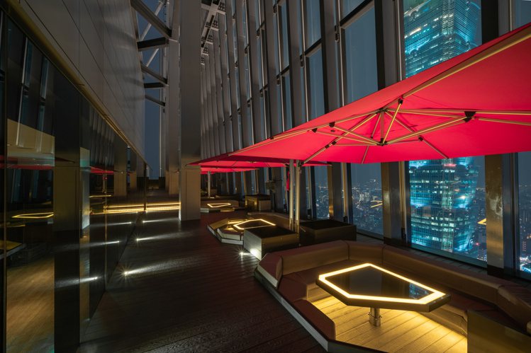 CÉ LA VI 最著名的戶外私人包廂嵌入式設計，搭配標誌性紅傘，營造出完美私人空間，且貼心安裝獨立冷暖恆溫空調，感受全方位 360 度景色。圖／CÉ LA VI Taipei提供。
