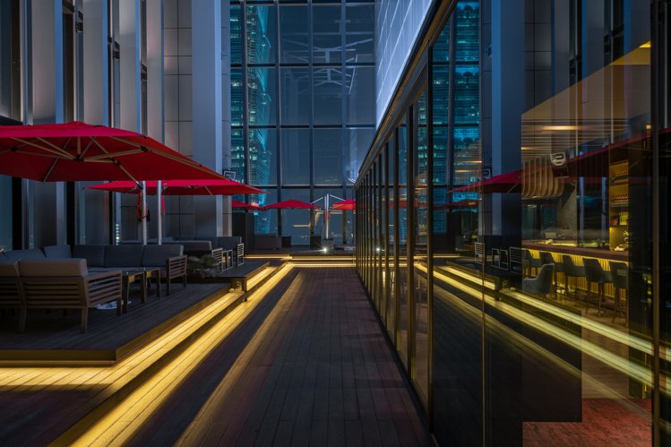 CÉ LA VI Taipei自2018年隆重開幕後，一直是最受歡迎的全台最高空中酒吧與餐廳，提供貴賓們從微風南山 48 樓俯瞰並發掘台北之美。圖／CÉ LA VI Taipei提供。