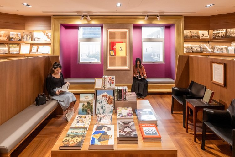 位於誠品生活480的誠品書店，特別將窗景設計為「巨幅畫框」，藉由陽光、窗景、書籍與讀者融合而成獨有的書店風景。圖／誠品提供