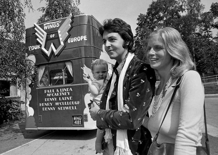 披頭四成員保羅麥卡尼1972 Wings樂隊歐洲巡迴演唱使用的 Bristol雙層巴士，估價20萬美元起。圖／Julien's Auctions提供