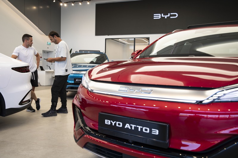 以色列汽車進口商協會去年11月汽車銷量數據，比亞迪ATTO 3以單品牌單一車型榮登以色列該國銷量第一。圖為以色列特拉維夫一家比亞迪銷售點內的SUV Atto 3電動車。新華社