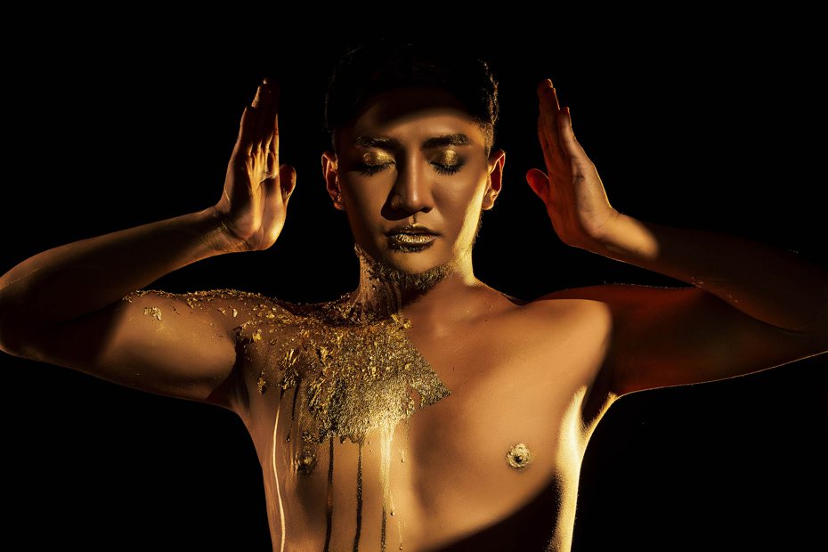 排灣族歌手舞炯恩為新專輯「Vusam種子」全身塗金粉。圖／斯納伊工作室提供