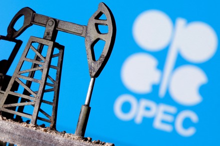 受到石油輸出國家組織與盟國（OPEC+）先前傳出考慮進一步減產，消息帶動國際油價強勁反彈。（路透）