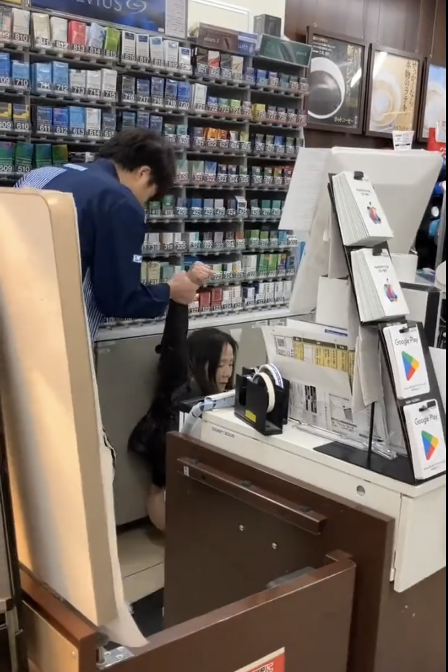 日本東京淺草一家LAWSON便利商店，日前遭一名女顧客闖入櫃檯，當眾脫下褲子直接「解放」。翻攝@dascrazyjapan推特