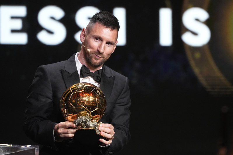 阿根廷足球巨星梅西，30日在法國巴黎眾星雲集的頒獎典禮上，榮獲職業生涯第8座金球獎。（美聯社）