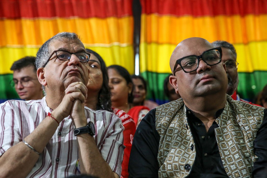 2023年印度最高法院針對同性婚姻權利釋憲，圖為印度同志權益團體滿懷緊張，一起收...