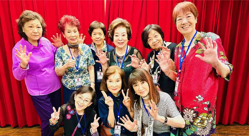 圖／翰森娛樂提供 陳淑芳（後排右三）出席同學會，和老朋友們合照。