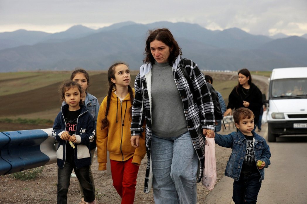 逃離納卡區的亞美尼亞人走在前往亞美尼亞休尼克省（Syunik）的路上。 圖／美聯...