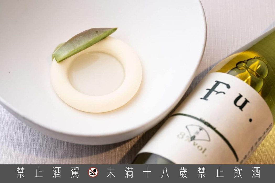 甜點「青塘」佐以「富久錦 純米 Fu.」。 圖／綠芽酒藏提供